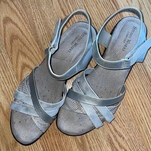 STUDIO WORKS Comfort Size 9W Gray Silver Velcro Closure Sandals